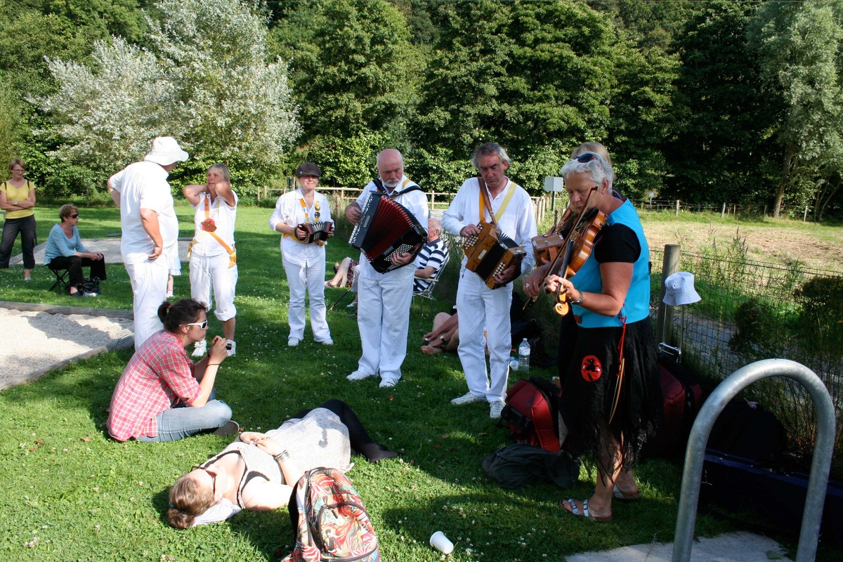A morris dancers singing...